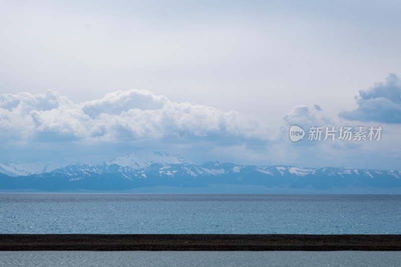 新疆赛里木湖蓝天白云雪山湖泊绝美风光