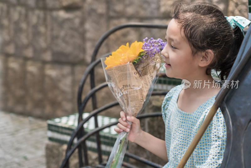 在中国山东青岛八大关景区游玩的女孩