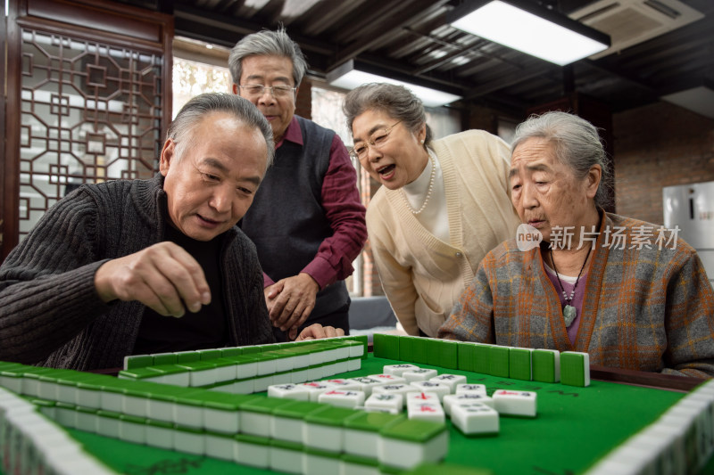 幸福的老年人打麻将