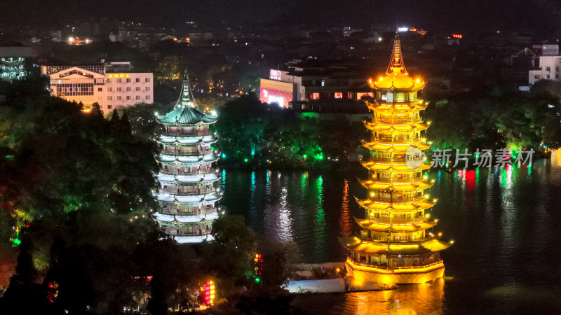 桂林日月双塔夜景航拍图