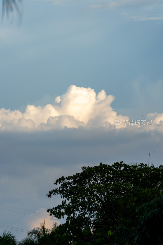 天空中的积雨云