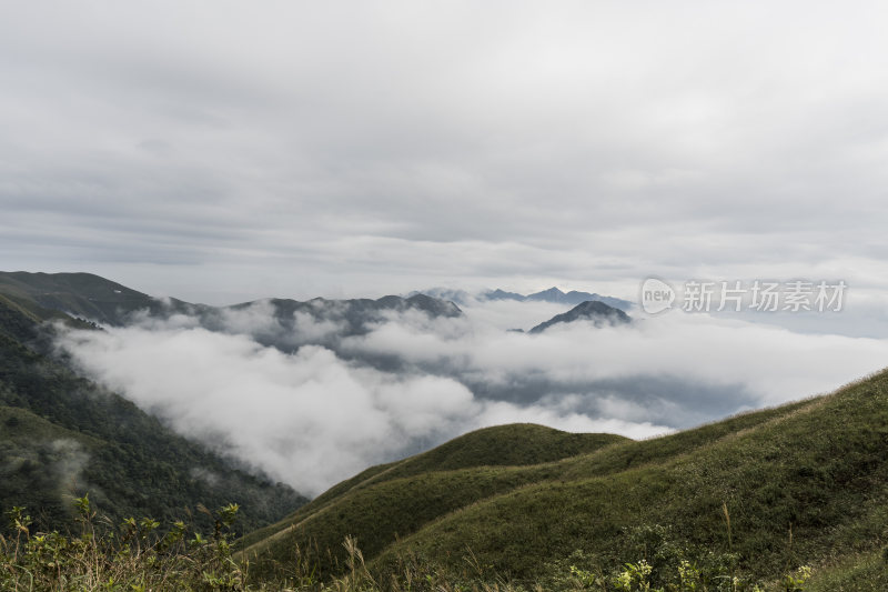 江西武功山云雾缭绕的山间景色