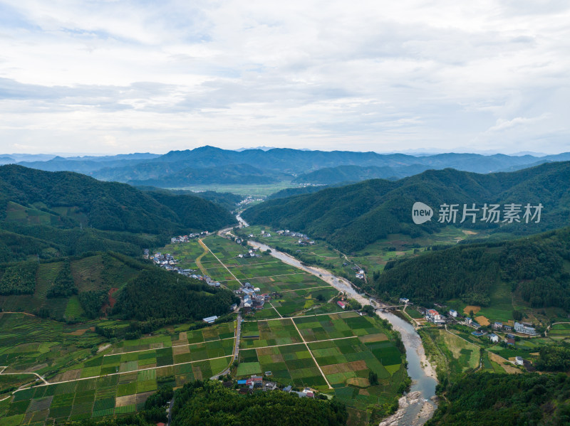 河流穿过山谷 唯美自然风景航拍