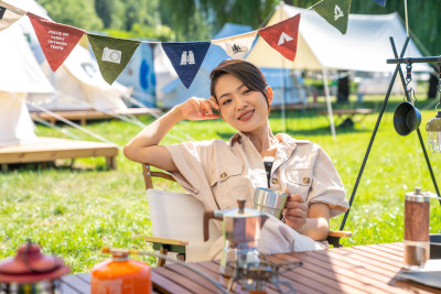 女孩坐天幕下喝咖啡