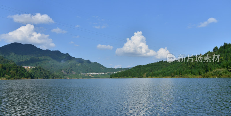 雅安雅女湖山水相依的自然风光