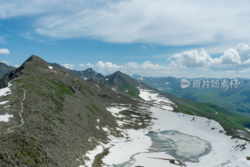 新疆阿勒泰云霄峰景色