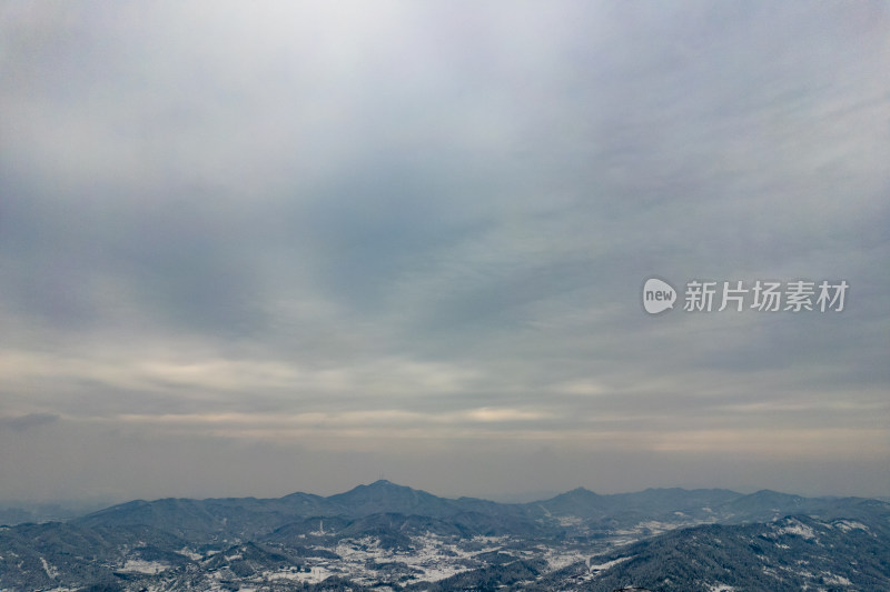 山川丘陵农田冬天雪景航拍图