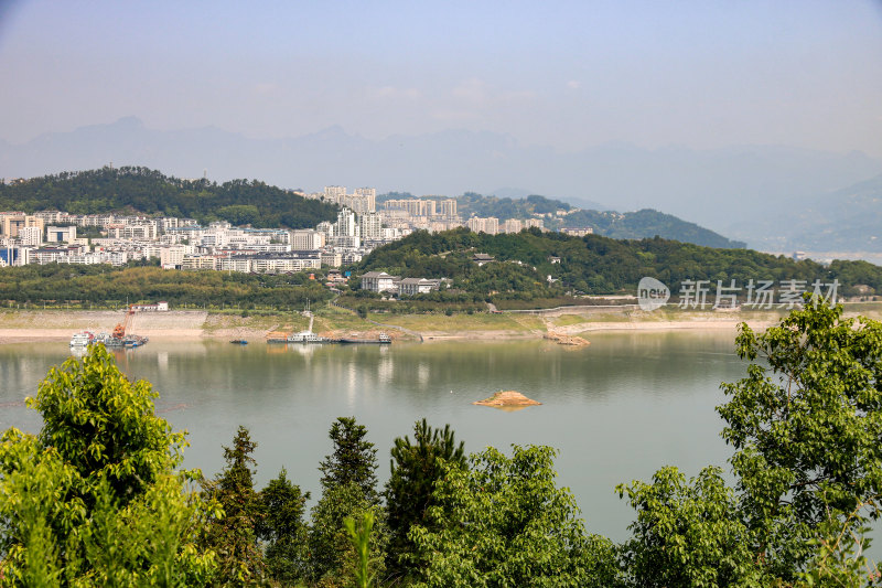 远眺三峡大坝坝上第一县湖北秭归新县城