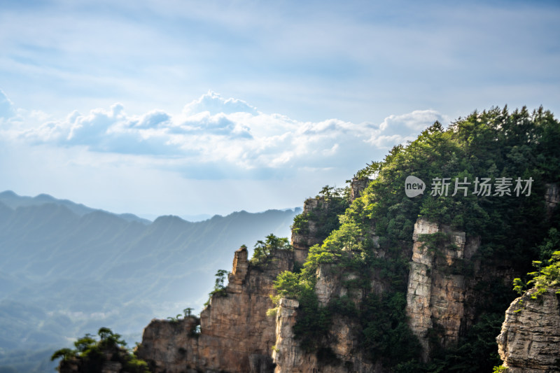 中国湖南张家界景区奇特山峰与茂密森林