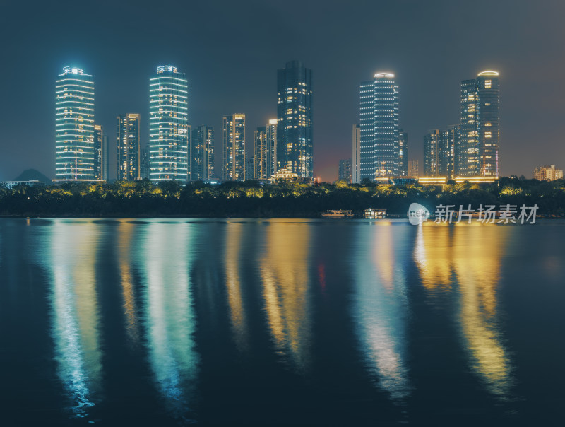 高层住宅楼和水面倒影-柳州城市夜景