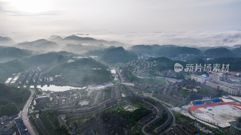 4k航拍晴隆阿妹戚托小镇 云雾缭绕小镇