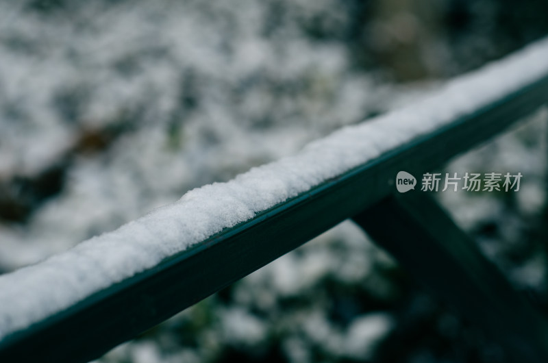 冬天下雪的栏杆特写