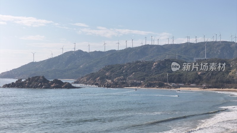 海边山地上的风力发电机群景观