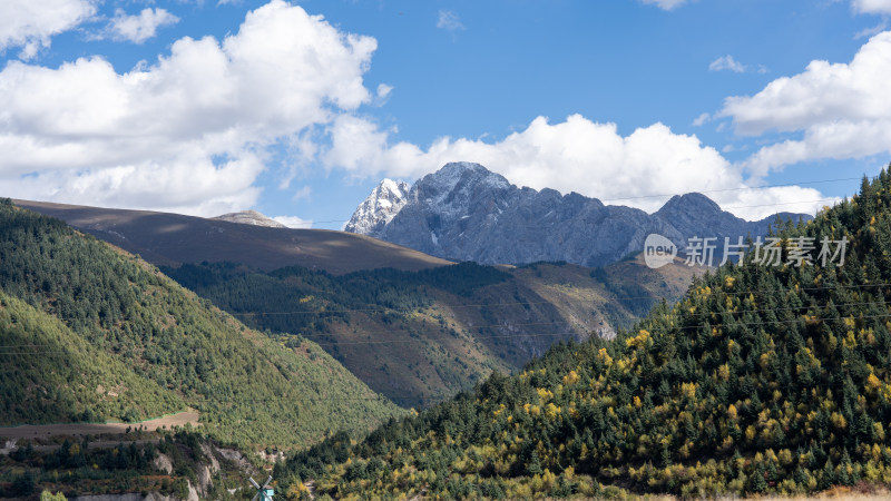 从黄龙九寨站前往九寨沟的大巴窗外风景