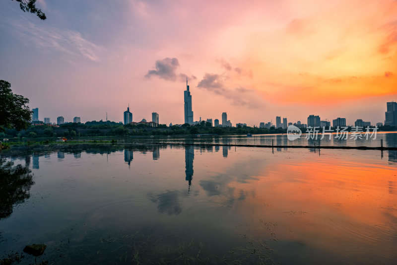 南京玄武湖与城市天际线日落