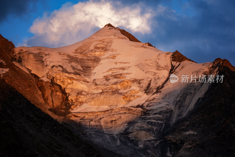 新疆天山山脉的日落日照金山