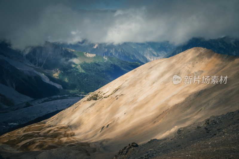 荒凉山峰山脉山脊