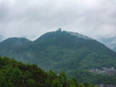 雨天烟雨朦胧的凤凰古城