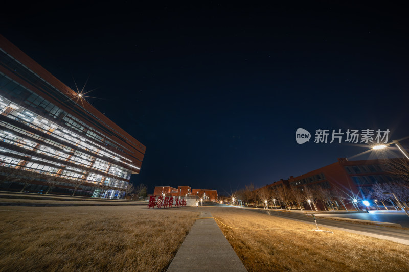 夜晚校园建筑及空旷场地