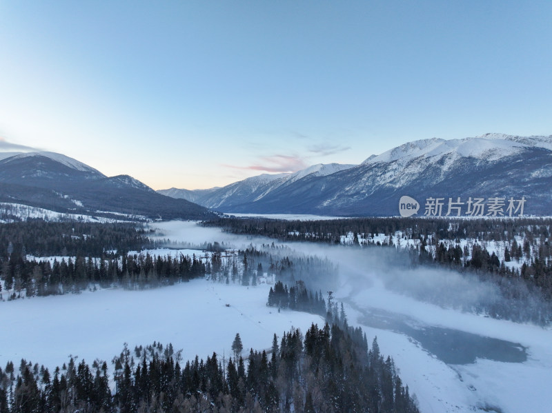 新疆阿勒泰喀纳斯雪景神仙湾晨雾雪山森林