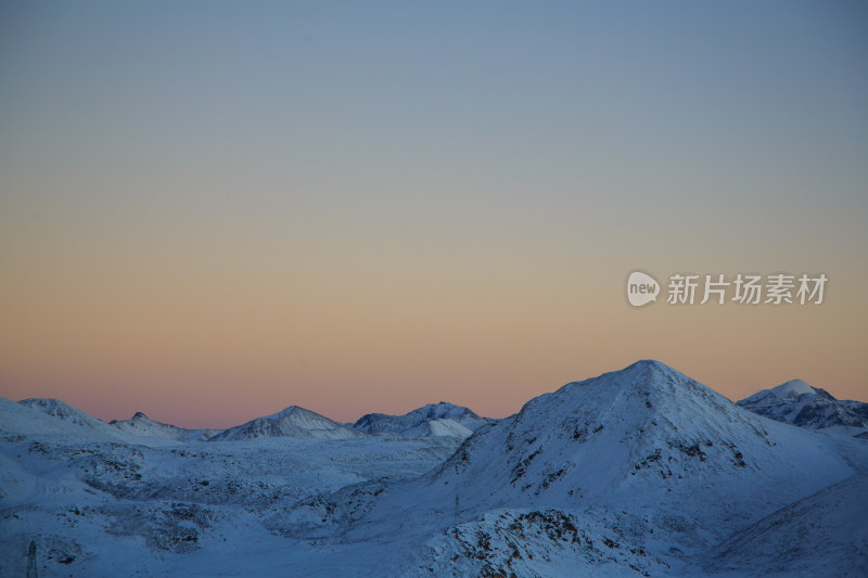 中国西藏冬季雪景米拉山口雪山蓝天