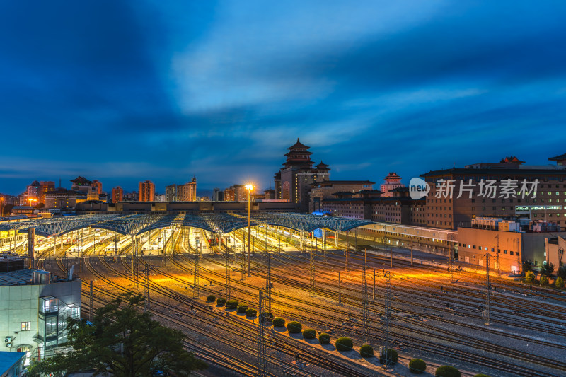 北京西站火车站夜景 铁轨上的离别与重逢