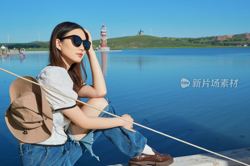 在湖畔木制帆船上的亚洲美女