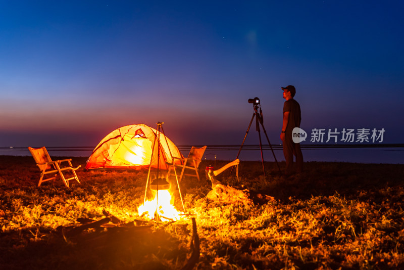 户外湖畔露营男子与篝火帐篷