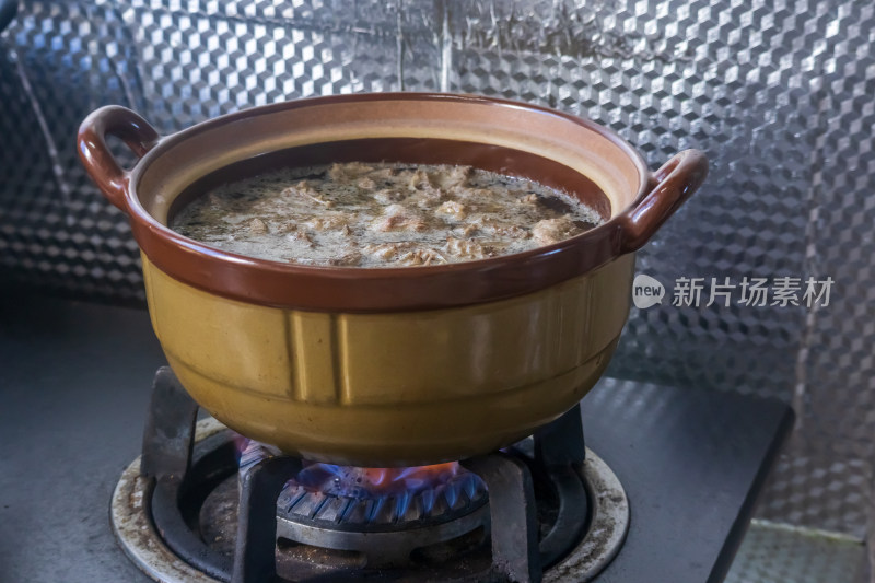 煤气灶上正在煲着的广式老火靓汤