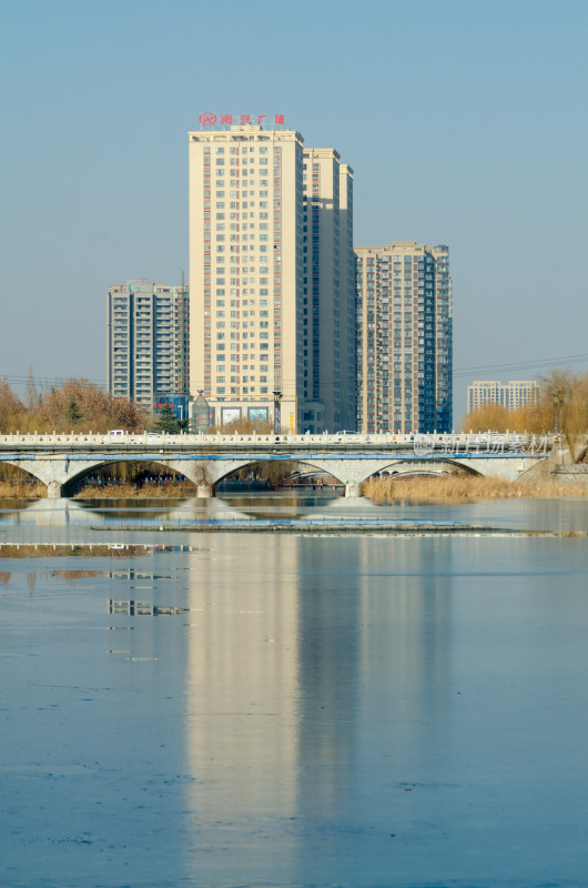 陕西省渭南市临渭区冰封的湭河风光