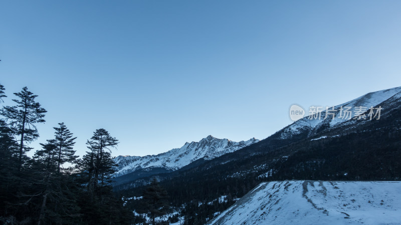 云南梅里雪山雨崩村雪景