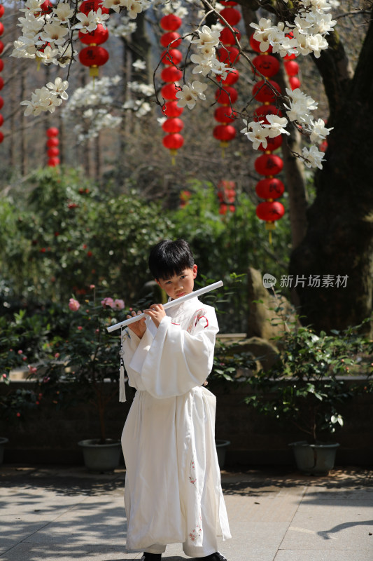 中国杭州上天竺法喜寺穿汉服的中国小男孩