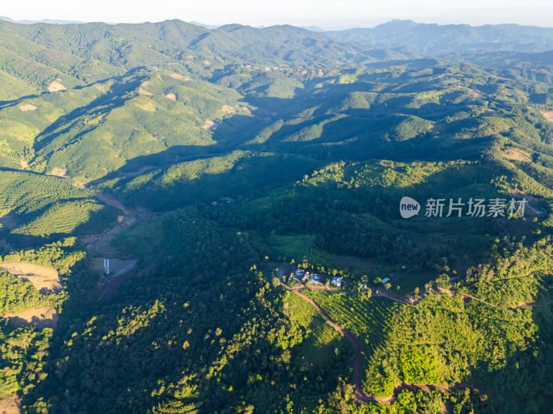 航拍层峦叠嶂的绿色山脉自然景观