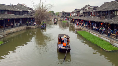 江南水乡河道与撑船人景观