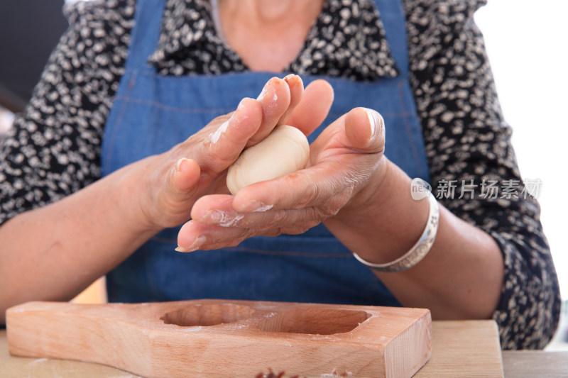 手拿面团制作中秋传统美食月饼