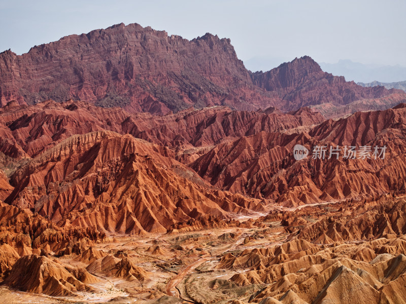 层层叠叠的红色岩层