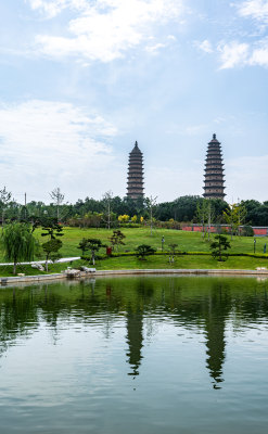 山西太原永祚寺双塔公园景观