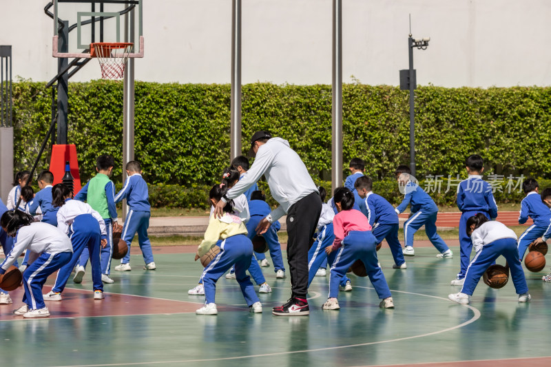 小学生在操场进行篮球训练