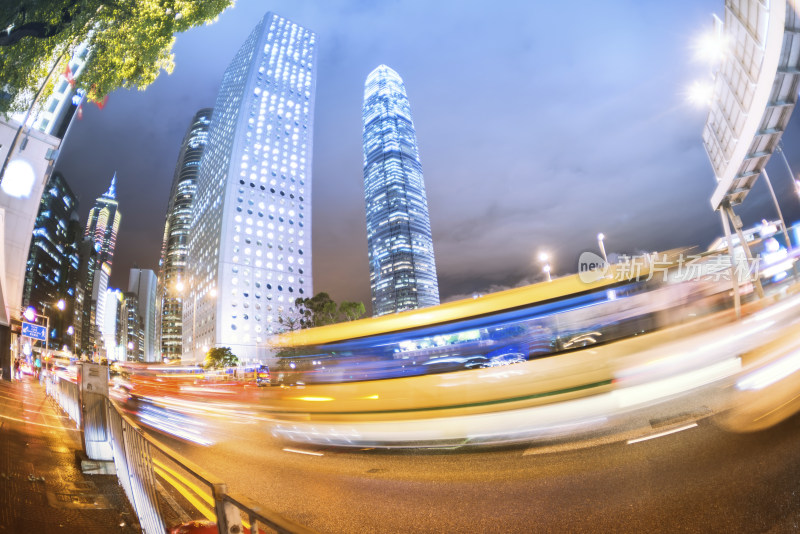 城市街道夜晚车流与高楼景观