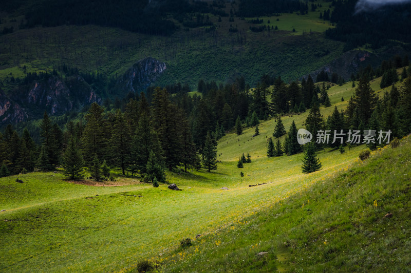 川西格聂夏天山脉 山峦 山峰 草原牧场