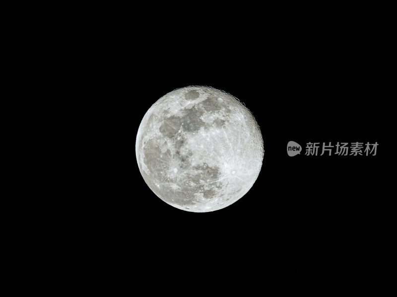 夜空中清晰明亮的满月景象