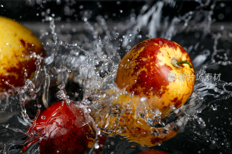 冬枣入水溅起水花特写