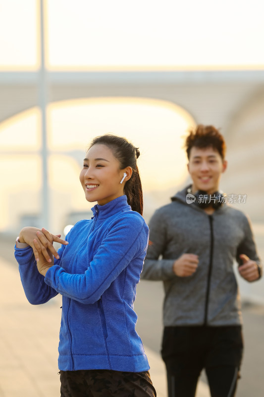 青年男女户外锻炼