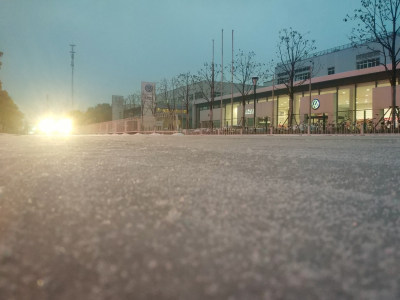 大众汽车店外的傍晚雪景