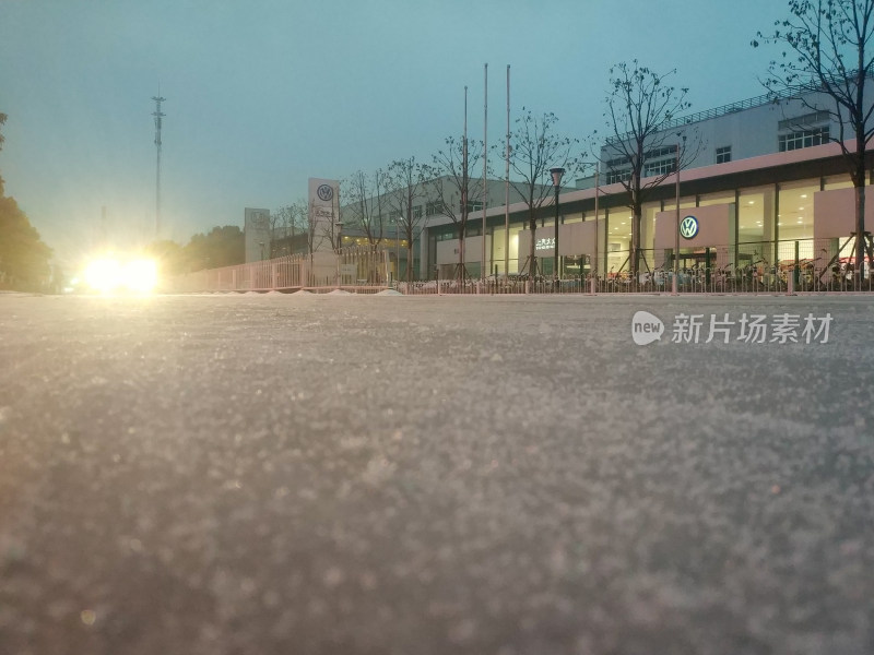 大众汽车店外的傍晚雪景