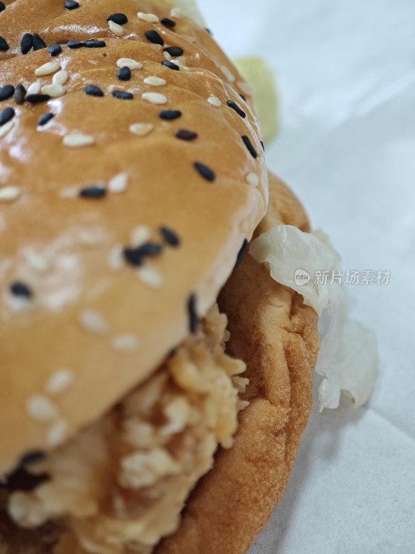 芝麻炸鸡汉堡特写