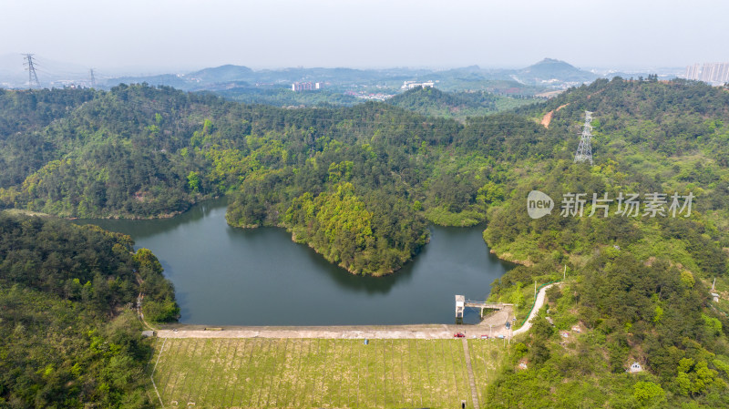 山林环绕的水库航拍全景