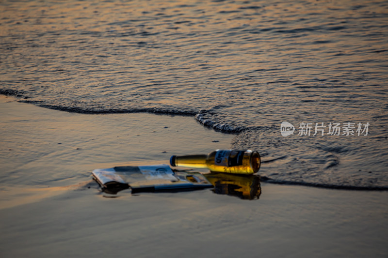 山东青岛石老人风景区海边海滩上的漂流瓶