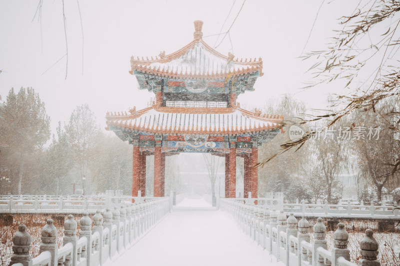 雪景中的古建筑