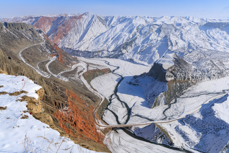 航拍新疆冬季安集海大峡谷雪景雪山山脉河流